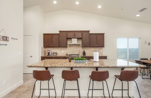 Fresno Casa | Fresno House| Game Room|Kitchen| 3/2: 2 Car Garage