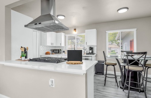 Raisin Casa | Fresno House Pool Foosball 2 Car Garage 5 Bed/3 Bath