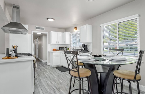 Raisin Casa | Fresno House Pool Foosball 2 Car Garage 5 Bed/3 Bath