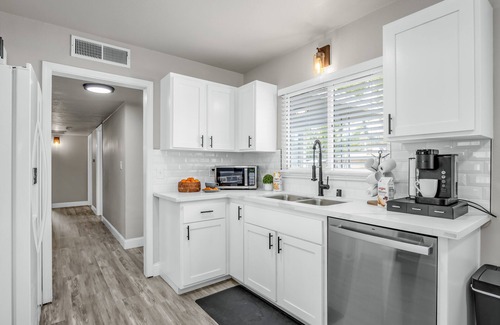 Raisin Casa | Fresno House Pool Foosball 2 Car Garage 5 Bed/3 Bath