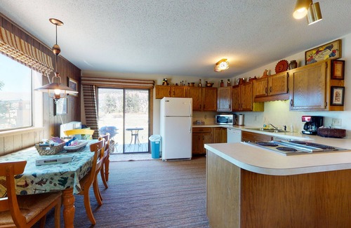 Ponderosa Pines Cabina | Friendly cabin with WiFi & wood-burning stove - one mile from the Rio Grande