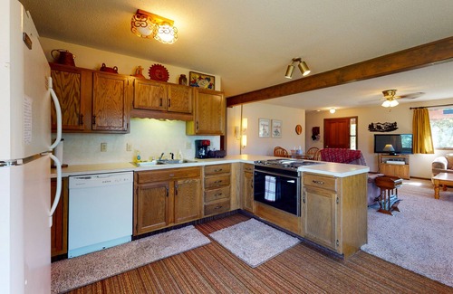 Ponderosa Pines Cabina | Friendly cabin with WiFi & wood-burning stove - one mile from the Rio Grande