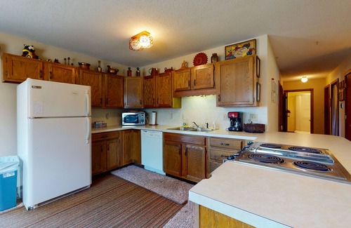 Ponderosa Pines Cabina | Friendly cabin with WiFi & wood-burning stove - one mile from the Rio Grande
