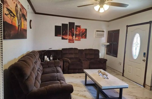 Compton Casa | Friendly Entire House W/ Big Backyard @Compton