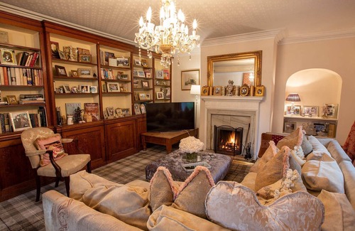 Alkborough Casa | Friends and family mansion with huge grounds and tennis court. Dog friendly