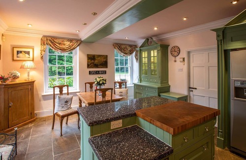 Alkborough Casa | Friends and family mansion with huge grounds and tennis court. Dog friendly