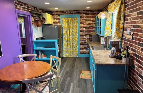 West Liberty Apartamento | Friends themed apartment w/free parking