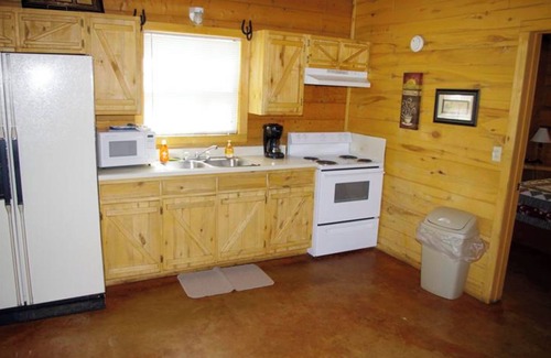 Leakey Cabina | Frio Pecan Farm Log Cabins 1-17