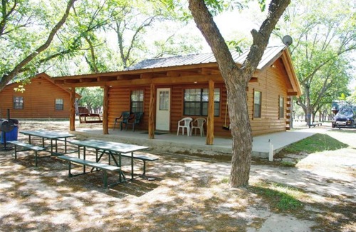 Leakey Cabina | Frio Pecan Farm Log Cabins 1-17