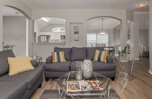 Frisco Casa | Frisco Spacious & Cozy Bling Home by Aya