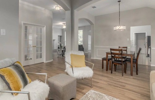 Frisco Casa | Frisco Spacious & Cozy Bling Home by Aya
