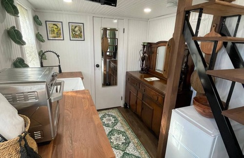 Alvin Cabina | ~ Frog & Toads Cozy Cove ~ A tiny home with a big personality!