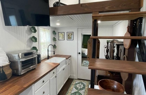 Alvin Cabina | ~ Frog & Toads Cozy Cove ~ A tiny home with a big personality!