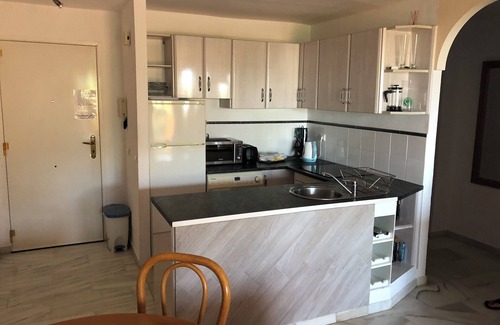 Urbanización Hacienda las Chapas Apartamento | DESDE £ 245pw, 3bed Capacidad 7 CABOPINO, MARBELLA, BALCON ORIENTADO AL SUR