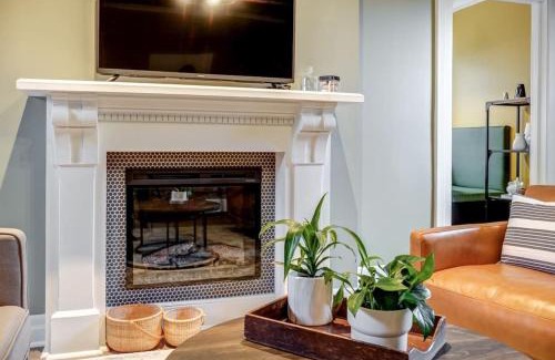 Picton Apartamento | From HGTV Marigold Suite in county farmhouse