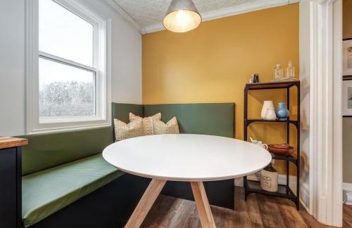 Picton Apartamento | From HGTV Marigold Suite in county farmhouse