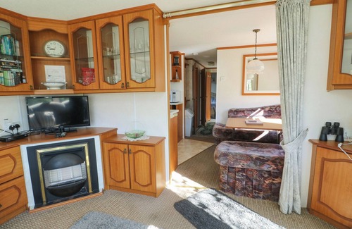 Cylch-Y-Garn Cabaña | FRON DDERW CARAVAN, family friendly, with a garden in Llanfechell