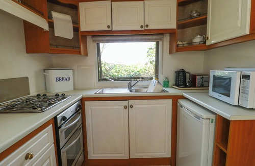 Cylch-Y-Garn Cabaña | FRON DDERW CARAVAN, family friendly, with a garden in Llanfechell