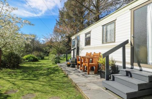 Cylch-Y-Garn Casa | Fron Dderw Caravan