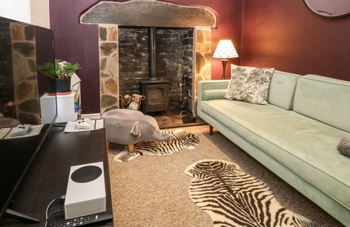 Corris Casa | FRON GOCH, pet friendly, character holiday cottage in Corris