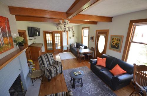 Suttons Bay Casa | Front Cottage "Green Shutter"