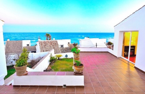 Bahia Dorada Villa | Villa en primera línea de playa en Bahía Dorada, Estepona
