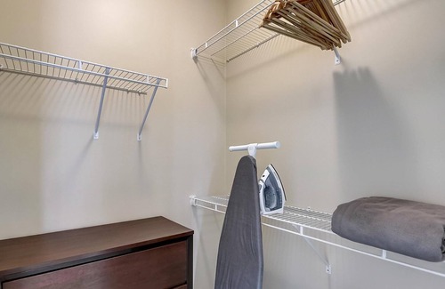 Roseland Apartamento | Frontdesk | 1 BR Near Notre Dame