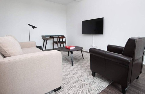 East Hyde Park Apartamento | Frontdesk | 1BR Apt near Garden of the Phoenix