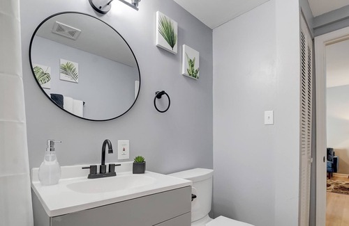 Merriwether Cabaña | Frontdesk 2 BR House Near Cardinal Stadium