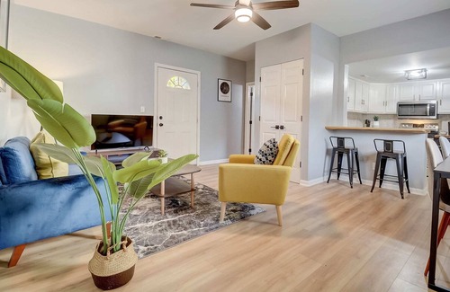 Merriwether Cabaña | Frontdesk 2 BR House Near Cardinal Stadium