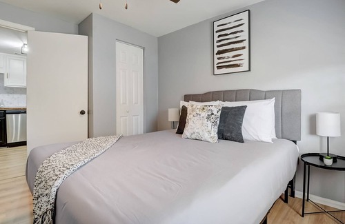 Merriwether Cabaña | Frontdesk 2 BR House Near Cardinal Stadium