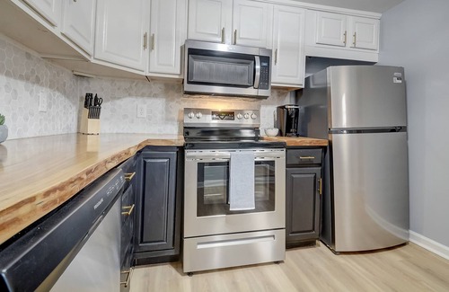 Schnitzelburg Casa | Frontdesk | 2 BR House near Cardinal Stadium