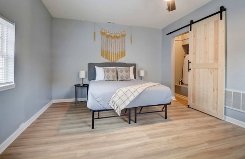 Schnitzelburg Casa | Frontdesk | 2 BR House near Cardinal Stadium