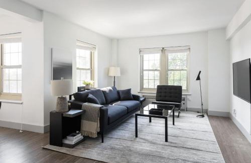 Central West End Apartamento | FRONTDESK 3 BR Penthouse by Dining and Shops