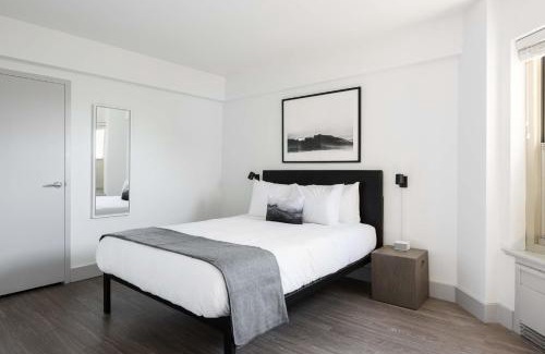 Central West End Apartamento | FRONTDESK 3 BR Penthouse by Dining and Shops