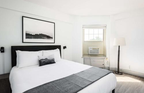 Central West End Apartamento | FRONTDESK 3 BR Penthouse by Dining and Shops