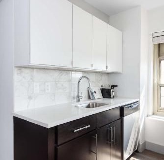 Central West End Apartamento | FRONTDESK 3 BR Penthouse by Dining and Shops