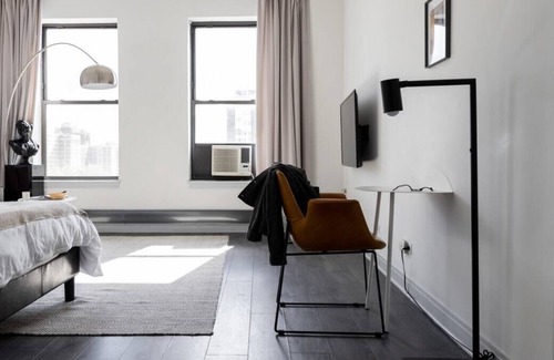 East Hyde Park Apartamento | Frontdesk | Chic 1 BR Apt near 57th Street Beach
