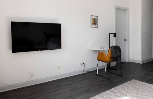 East Hyde Park Apartamento | Frontdesk | Chic 1 BR Apt near 57th Street Beach