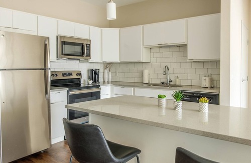 Ames Apartamento | Frontdesk | Contemporary 2BR Near ISU