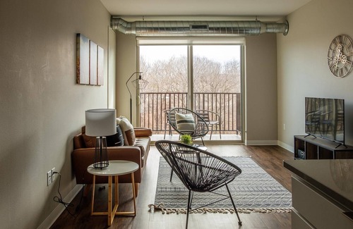 Ames Apartamento | Frontdesk | Contemporary 2BR Near ISU