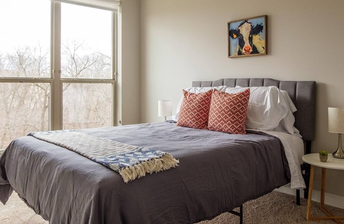 Ames Apartamento | Frontdesk | Contemporary 2BR Near ISU
