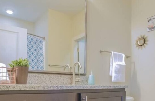 SouthPark Apartamento | Diseñador + Chic Studio Apt w / Parking