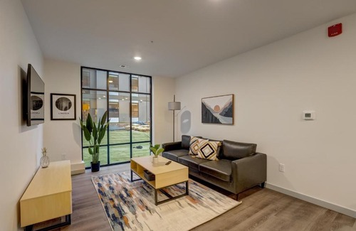 Downtown Lincoln Apartamento | FRONTDESK Downtown Lincoln Apts near UNL and Haymarket Square
