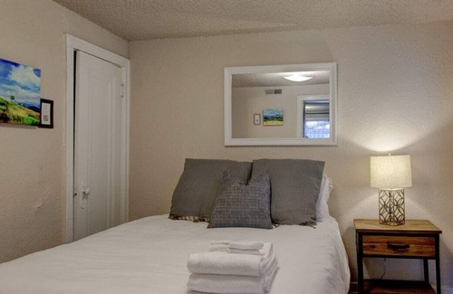 South Hyde Park Apartamento | Frontdesk | Modern 1 BR Apt near Kauffman Stadium