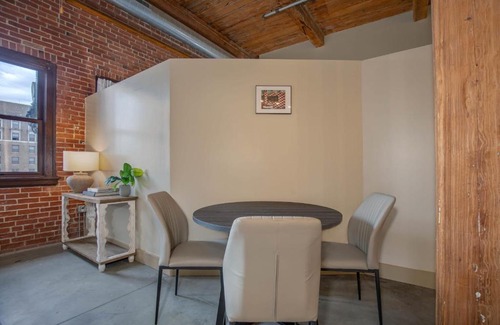 Downtown West Apartamento | FRONTDESK Modern 2 BR Loft near Downtown West