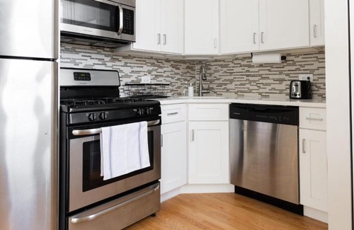Roscoe Village Apartamento | FRONTDESK Revamped 1 BR Apt with Laundry and Lake View