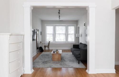 Roscoe Village Apartamento | FRONTDESK Revamped 1 BR Apt with Laundry and Lake View