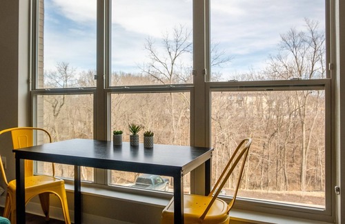 Ames Apartamento | Frontdesk | Stylish 1BR Apt Near Theater