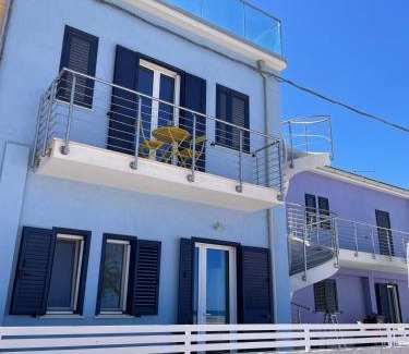 Marina Apartamento | Fronte mare alba chiara - Houses & Flats